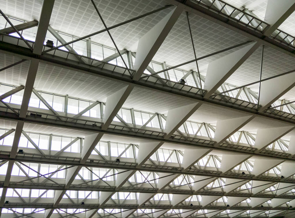 Современный потолок с большим количеством окон для здания энергосбережения в офисном здании. - Фото, изображение