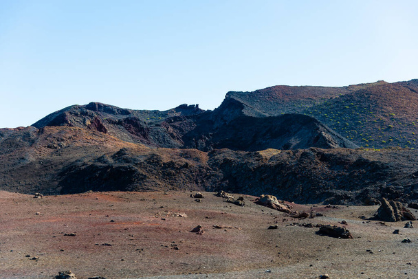 Ainutlaatuinen panoraamanäkymät upea laava joki virtaa valtava tulivuori kraatteri, luo kuun maisema maapallolla. Tulivuoret, Timanfayan kansallispuisto, Lanzarote, Kanariansaaret, Espanja. - Valokuva, kuva