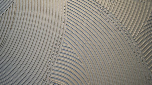 τσιμεντοειδής κόλλα που εφαρμόζεται στο πάτωμα έτοιμο να παραλάβει το κεραμικό πλακίδιο - Φωτογραφία, εικόνα