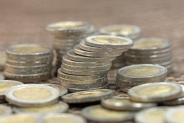 Monedas apiladas en euros en primer plano - Foto, Imagen