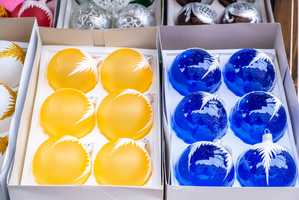 Conjunto de Bolas de Natal Azul e Amarelo numa caixa. Decorações de Natal vendem em um mercado. - Foto, Imagem
