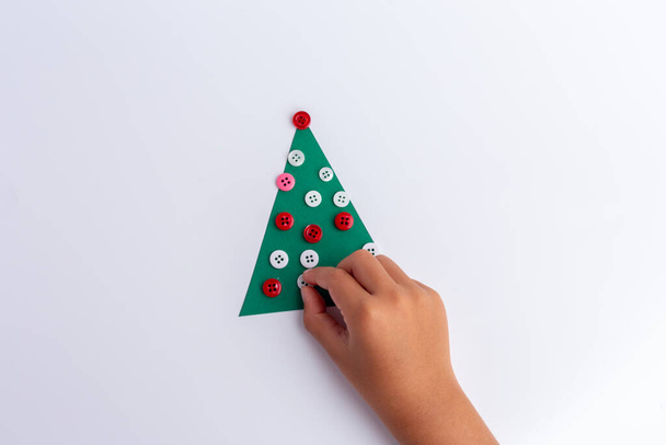 Kerstboom gemaakt door kinderen, Flat lay. Kerstconcept. - Foto, afbeelding