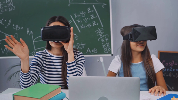 vrouw en meisje in virtual reality headsets gebaren in de buurt laptop  - Video