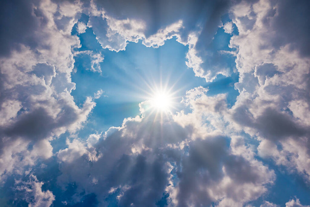 γαλάζιος ουρανός με σύννεφα και ήλιο λάμπει - Φωτογραφία, εικόνα