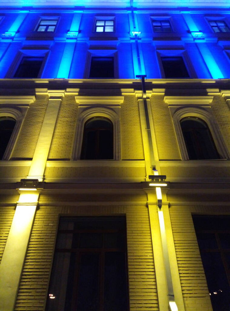 National Pedagogical Dragomanov University is a public higher education institution of Ukraine. Illuminatio in the blue and yellow colors of the flag of Ukraine. Winter 2020 - Foto, immagini