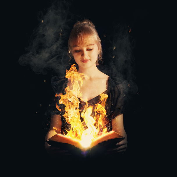 Mujer con Biblia de fuego
 - Foto, imagen