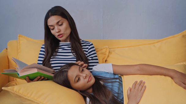 moeder lezen boek en aanraken haar van dochter  - Video