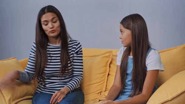 madre calmar molesto hija gesto en la sala de estar  - Metraje, vídeo