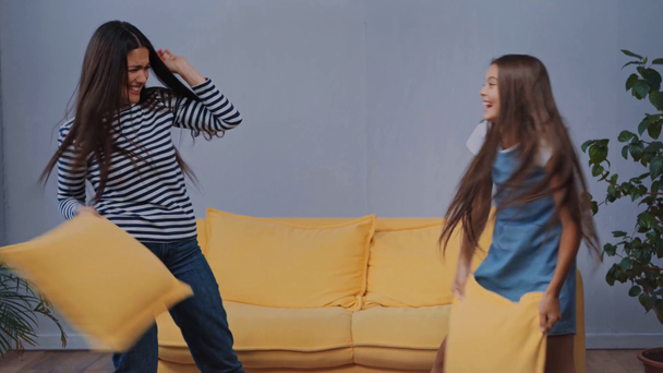 alegre mãe e filha tendo travesseiro luta na sala de estar  - Filmagem, Vídeo