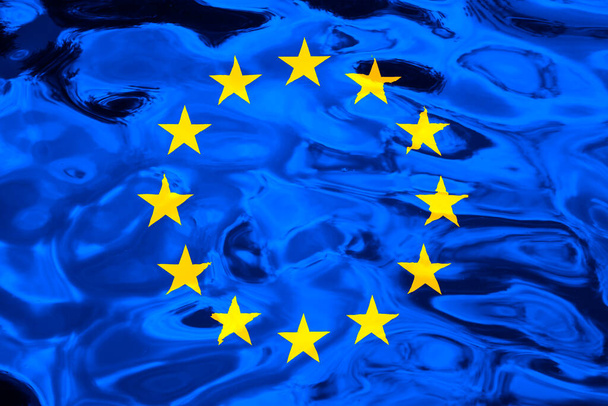 Drapeau de l'UE sur fond de texture. Contexte des cartes de vœux pour les jours fériés de l'UE. La Journée de l'Europe est célébrée le 9 mai. La Journée de la Déclaration Schumann est célébrée le 5 mai. - Photo, image