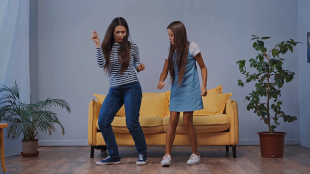Mutter und Tochter haben Spaß und tanzen zu Hause - Filmmaterial, Video