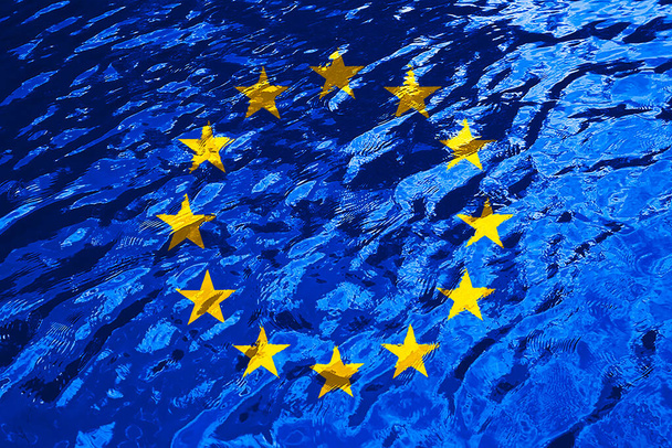 Flaga UE na tle tekstury. Kontekst kart okolicznościowych na dni świąteczne w UE. Dzień Europy obchodzony jest 9 maja. Dzień Deklaracji Schumanna obchodzony jest 5 maja. - Zdjęcie, obraz