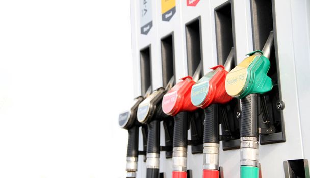 Benzinkút különböző típusú üzemanyaggal - Fénykép - Fotó, kép