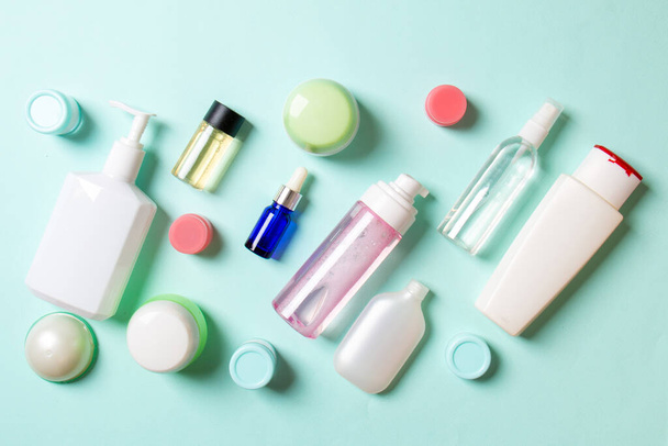 Csoport műanyag testápoló palack Lapos összetételű kozmetikai termékek színes háttér üres hely az Ön számára design. Fehér kozmetikai tartályok készlete, felülnézetből, fénymásoló felülettel. - Fotó, kép