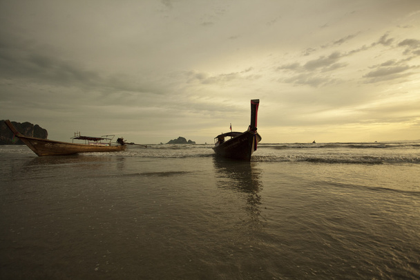 Barca lunga coda al tramonto
 - Foto, immagini