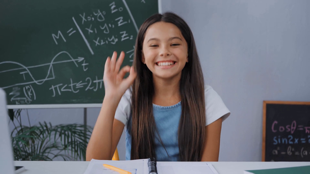 gyerek írás notebook, nevetés és bemutató rendben jel  - Felvétel, videó