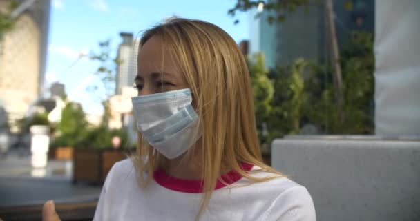 Vrouw met masker doet weigeren hand gebaar - Video