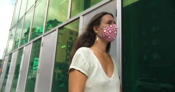 孤独な若い女性のマスクを身に着けて歩く - 映像、動画