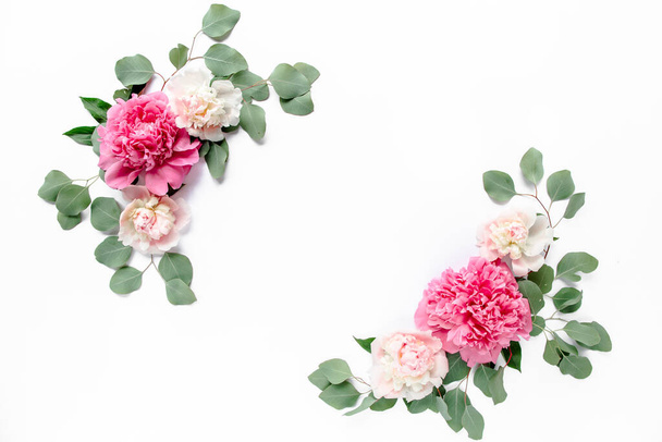 frame made of beautiful pink peonies on wooden white background. Flat lay, top view. Valentines background. Floral frame. Frame of flowers.  - Foto, Imagem