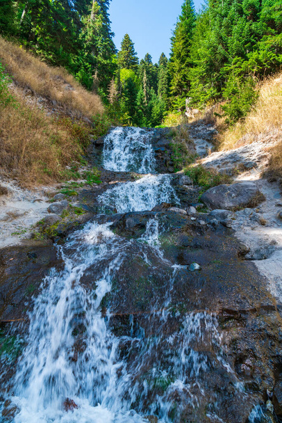 Cachoeira no passo de Goderdzi, bela vista da paisagem montesa. Geórgia - Foto, Imagem