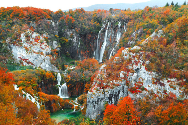Híres Plitvicei-tavak gyönyörű őszi színekkel és csodálatos kilátással a vízesésekre a Plitvicei Nemzeti Parkban Horvátországban. Európa - Fotó, kép