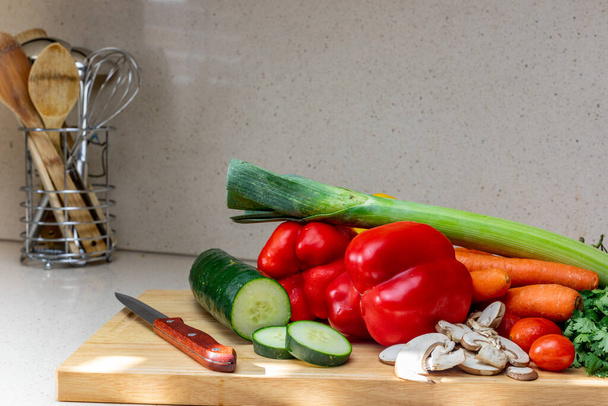 marmurowy stół z warzywami do przygotowywania i gotowania - przestrzeń do kopiowania - Zdjęcie, obraz