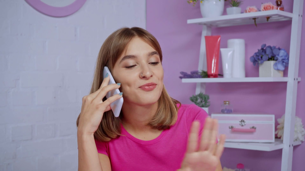 ευχαριστημένη γυναίκα που αγγίζει τα μαλλιά ενώ μιλάει στο smartphone  - Πλάνα, βίντεο