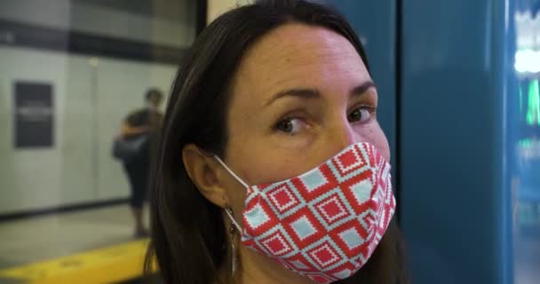 Peloissaan nainen yllään naamio matkustaa metrossa - Materiaali, video