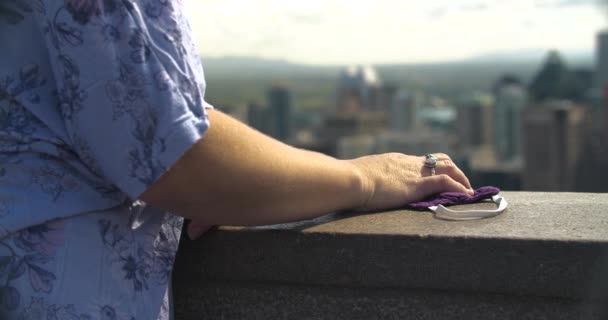 Nainen käsi puristamalla naamio kaupungin observatorio - Materiaali, video