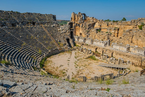 Antalya - Turcja. 04 kwietnia 2019. Starożytne miasto Perge. Perge, jedno z miast Pamfilii, zostało zbudowane w XII-XIII wieku p.n.e.. - Zdjęcie, obraz