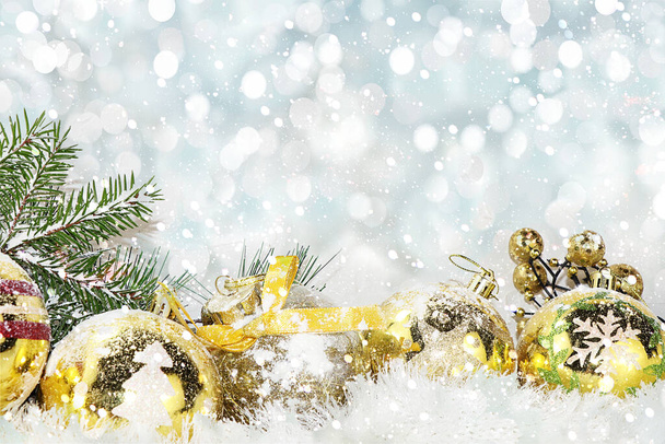 Año nuevo decoración de fondo, para ramas con conos de pino y regalos en copos de nieve.Tarjeta de felicitación de Navidad, pancarta para mostrar, instalación de productos para la promoción festiva, lugar para el texto - Foto, Imagen