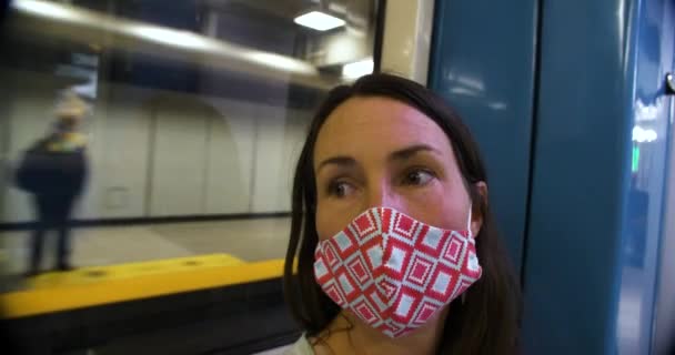 Nuori nainen yllään naamio matkustaa metro - Materiaali, video
