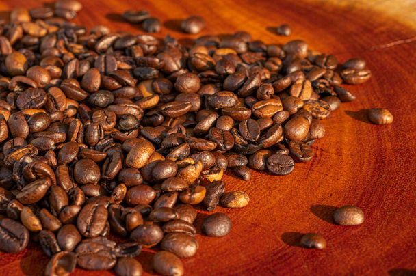 καβουρδισμένοι κόκκοι καφέ σε ξύλο, μικρό βάθος πεδίου - Φωτογραφία, εικόνα