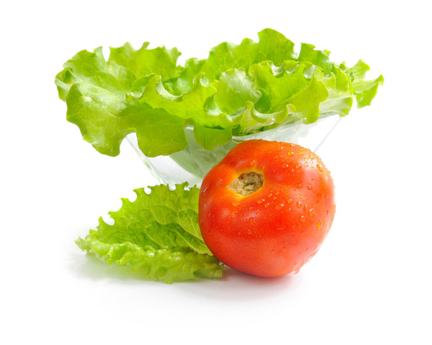 新鮮なグリーン サラダとトマトの白い背景で隔離 - 写真・画像