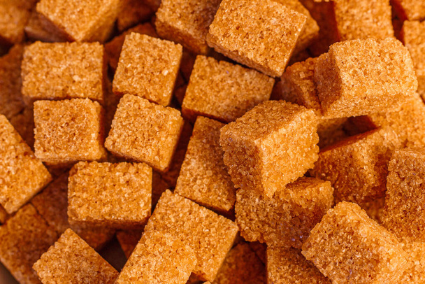 image de fond de la nourriture : cubes de sucre de canne brun dans un bol de sucre - Photo, image