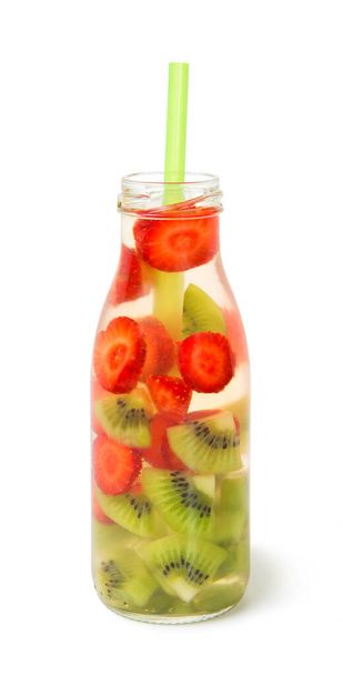 Koude verse detox drank van aardbei, kiwi met water in glazen fles, geïsoleerd op witte achtergrond. - Foto, afbeelding