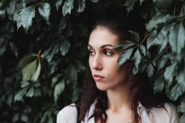 Portrait of a woman in the bushes - Foto, Bild
