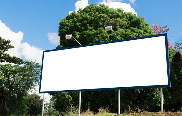 Reklam panosu, kırsal bir yerde güzel bulutlu gökyüzünün önündeki boş ilan panosu. Metin veya tasarım için boşluk - Fotoğraf, Görsel