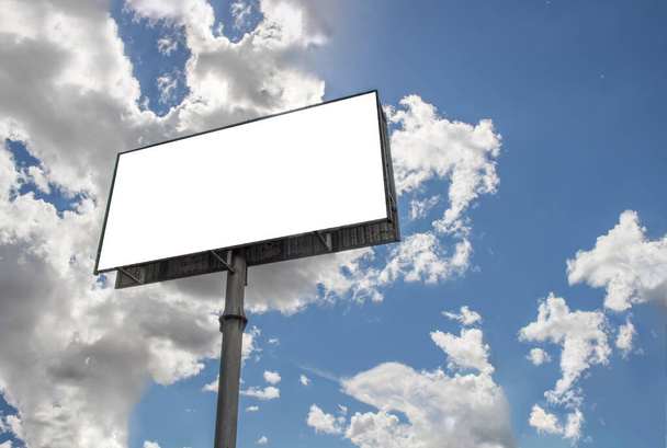 Billboard - cartellone vuoto di fronte a un bel cielo nuvoloso in una posizione rurale. Spazio per testo o design - Foto, immagini