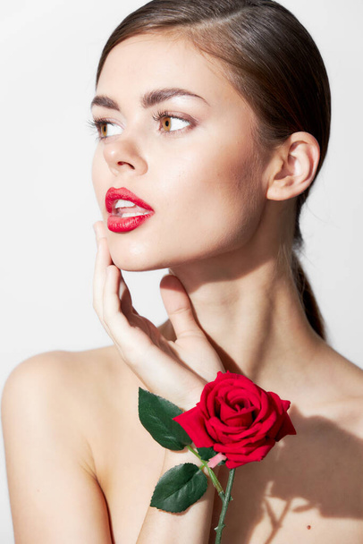 Chica con hombros desnudos Modelo mira hacia los labios rojos cuidado del cuerpo  - Foto, Imagen