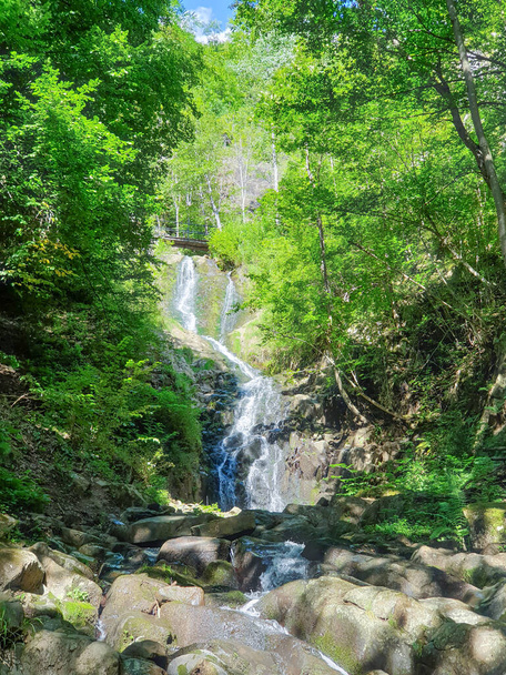 Водопад Саритоарии в Стании, Бусес, округ Хунедоара. Туристическая сцена с красивым водопадом в горах Апушени, Трансильвания, Румыния. Каскад горных рек Металифери - Фото, изображение