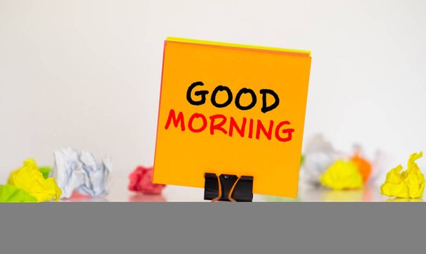 Quitar la taza de café y la bolsa de papel con nota Buenos días. - Foto, Imagen