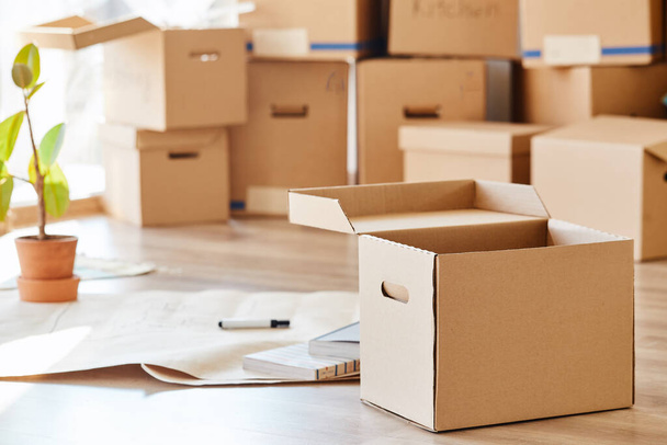 Stack of cardboard boxes in room of new home - Fotografie, Obrázek