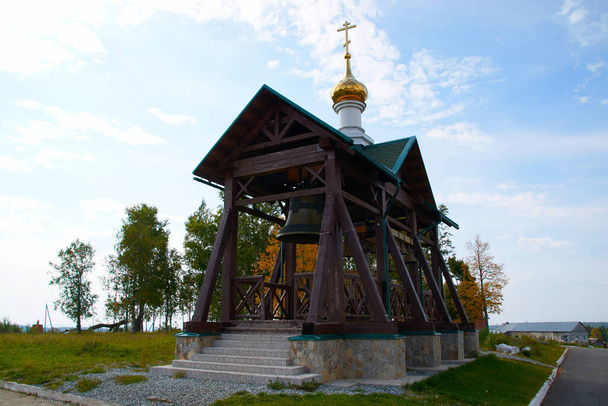 Le campane del monastero Belogorsky sullo sfondo del cielo blu estivo. - Foto, immagini
