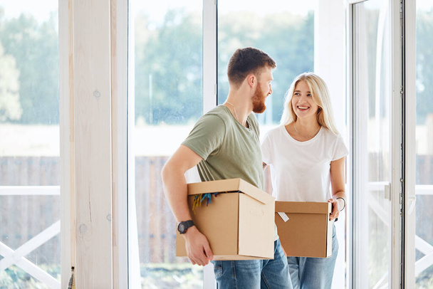 Happy Couple Carrying Cardboard Boxes Into New Home On Moving Day - Fotografie, Obrázek