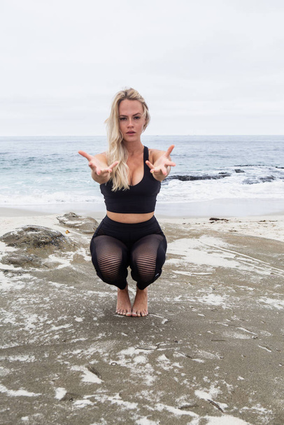 belle femme blonde faisant du yoga sur la plage - Photo, image