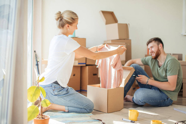 couple in new apartment unpacking cardboard boxes - Zdjęcie, obraz