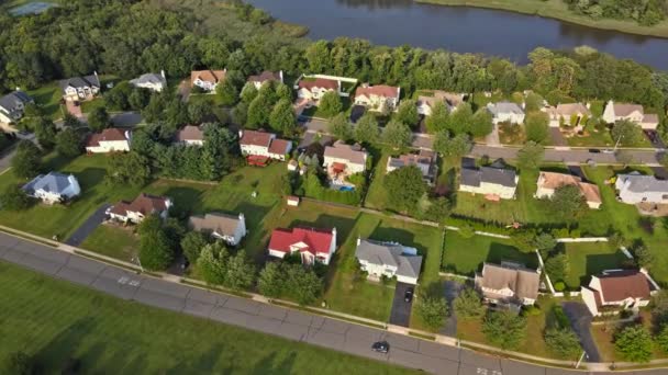 Άποψη του σπιτιού σε κατοικημένη περιοχή στον ποταμό - Πλάνα, βίντεο