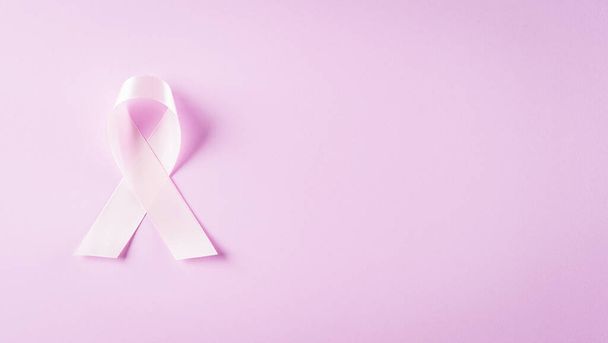 Cintas rosadas para concienciar sobre el cáncer de mama. Sensibilización simbólica del color del arco sobre el tumor de mama femenino. Concepto de concienciación sobre salud, medicina y cáncer de mama. - Foto, imagen