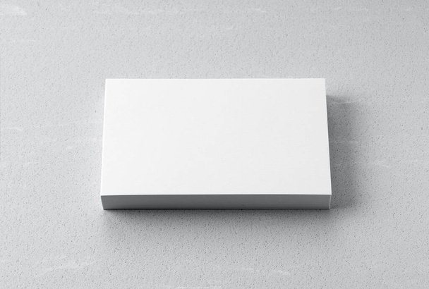 Una simple tarjeta de visita sobre un fondo gris - Foto, Imagen